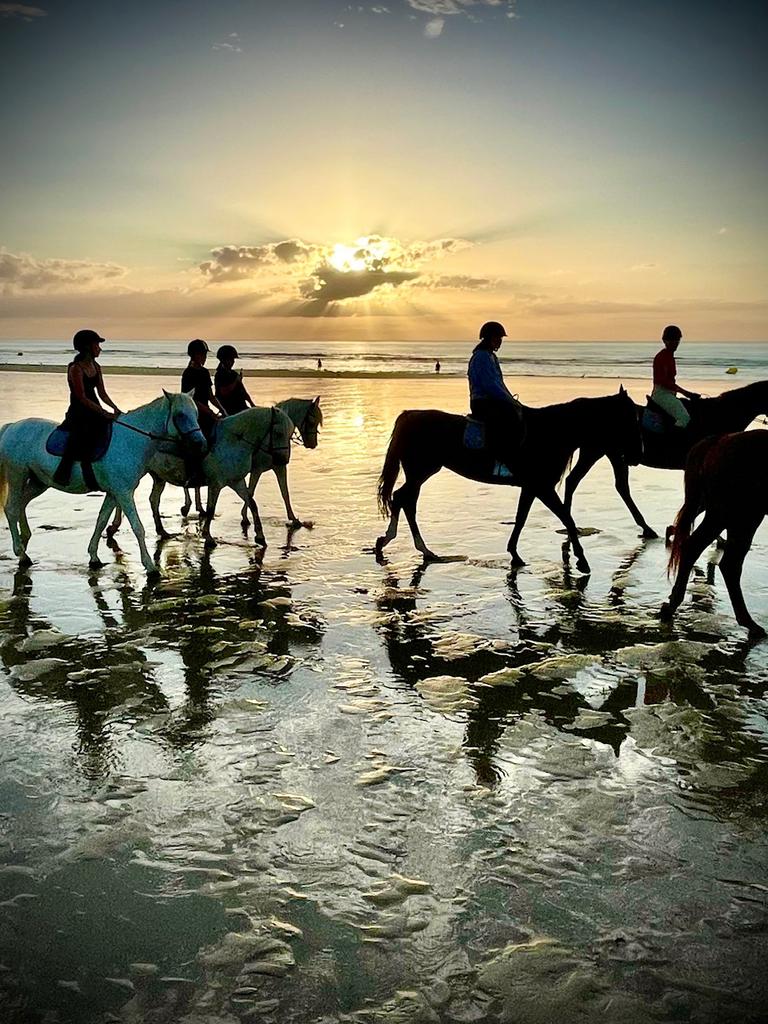 sunset à cheval sur la plage de blonville